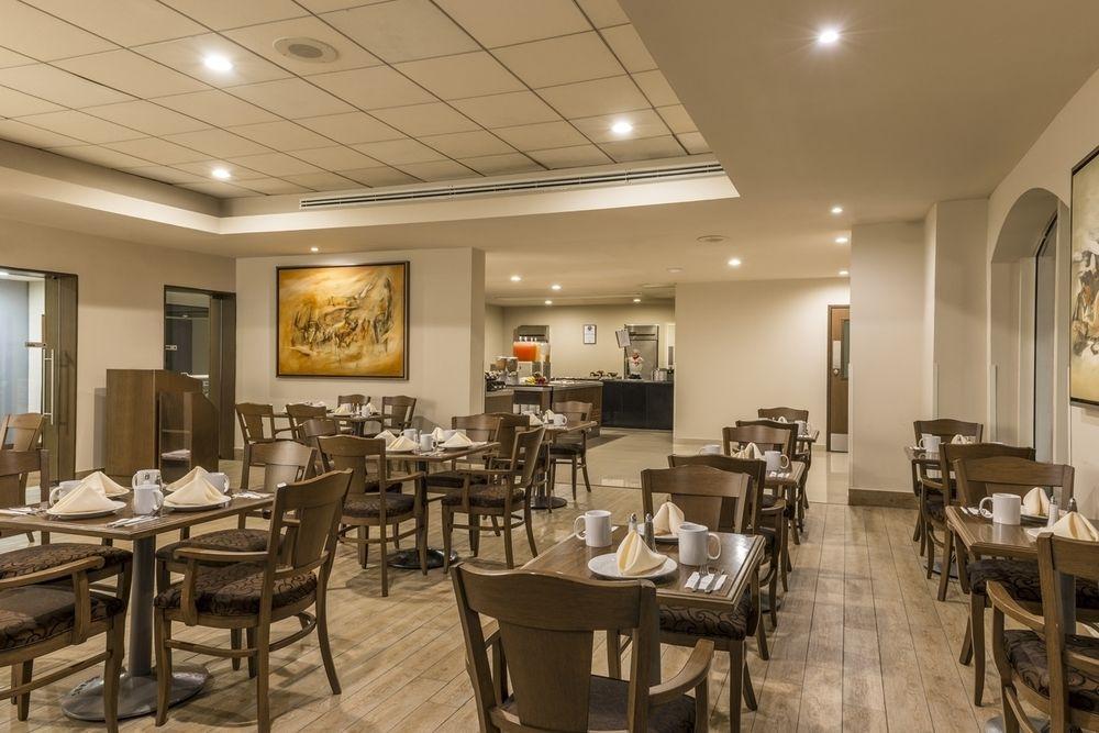 Four Points By Sheraton Galerias Монтеррей Экстерьер фото The restaurant at the hotel