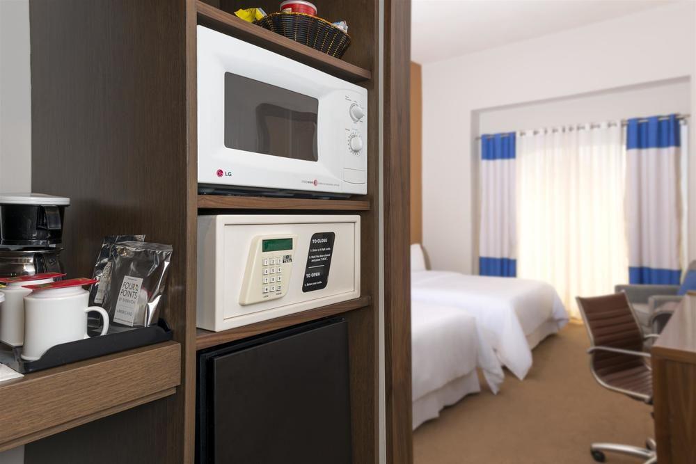 Four Points By Sheraton Galerias Монтеррей Экстерьер фото A safe in a hotel room