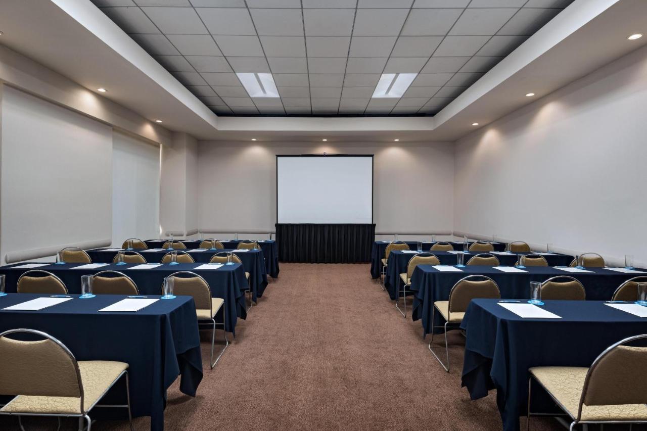 Four Points By Sheraton Galerias Монтеррей Экстерьер фото A typical conference room