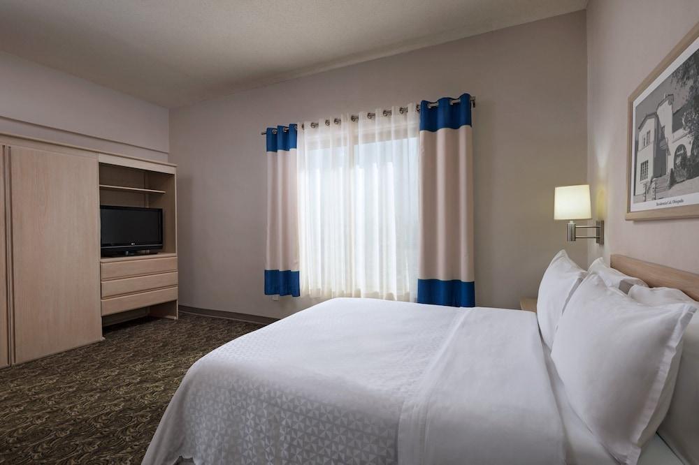 Four Points By Sheraton Galerias Монтеррей Экстерьер фото A bedroom at the Hilton Garden Inn in San Francisco