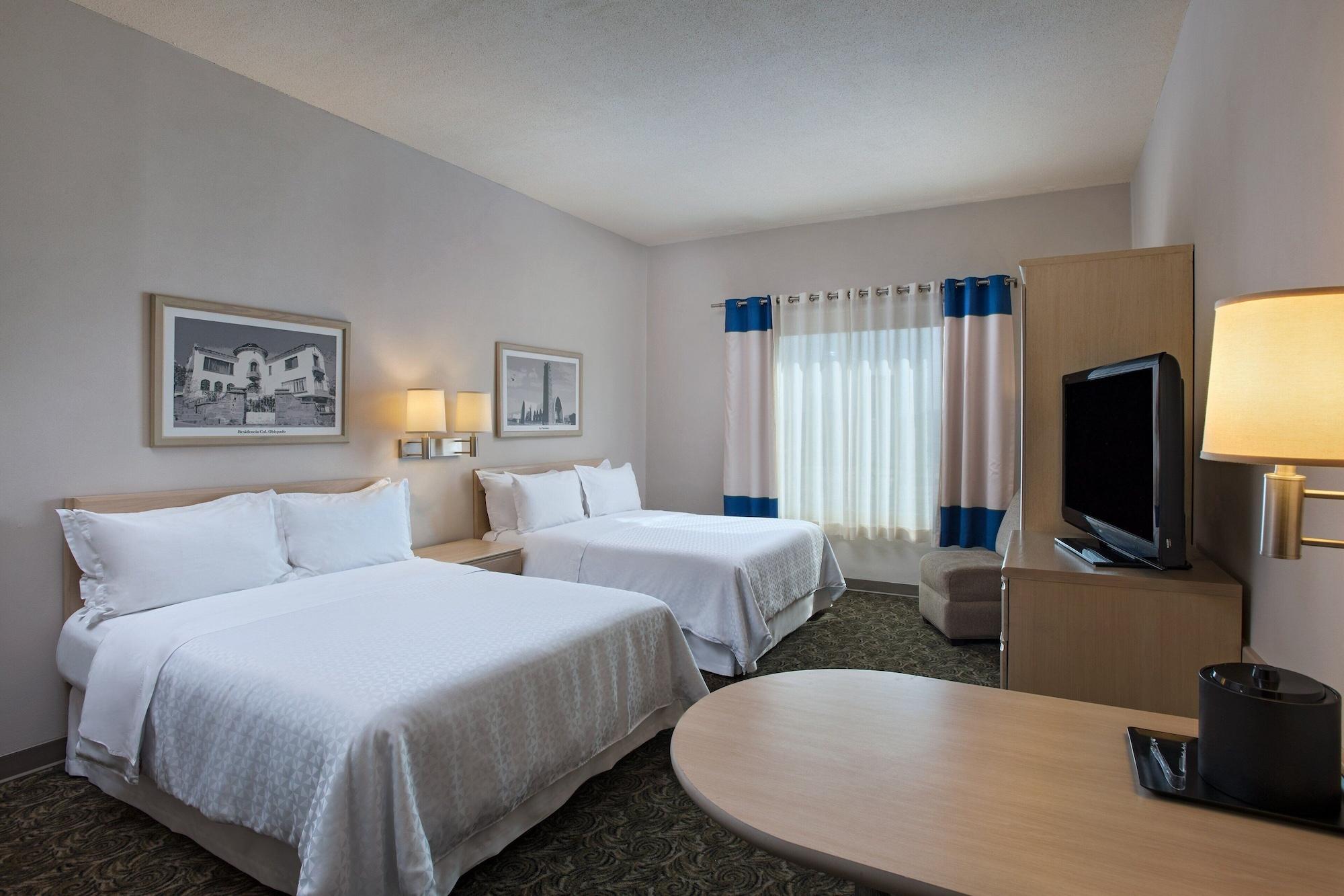 Four Points By Sheraton Galerias Монтеррей Экстерьер фото A typical guest room at the Hilton Garden Inn