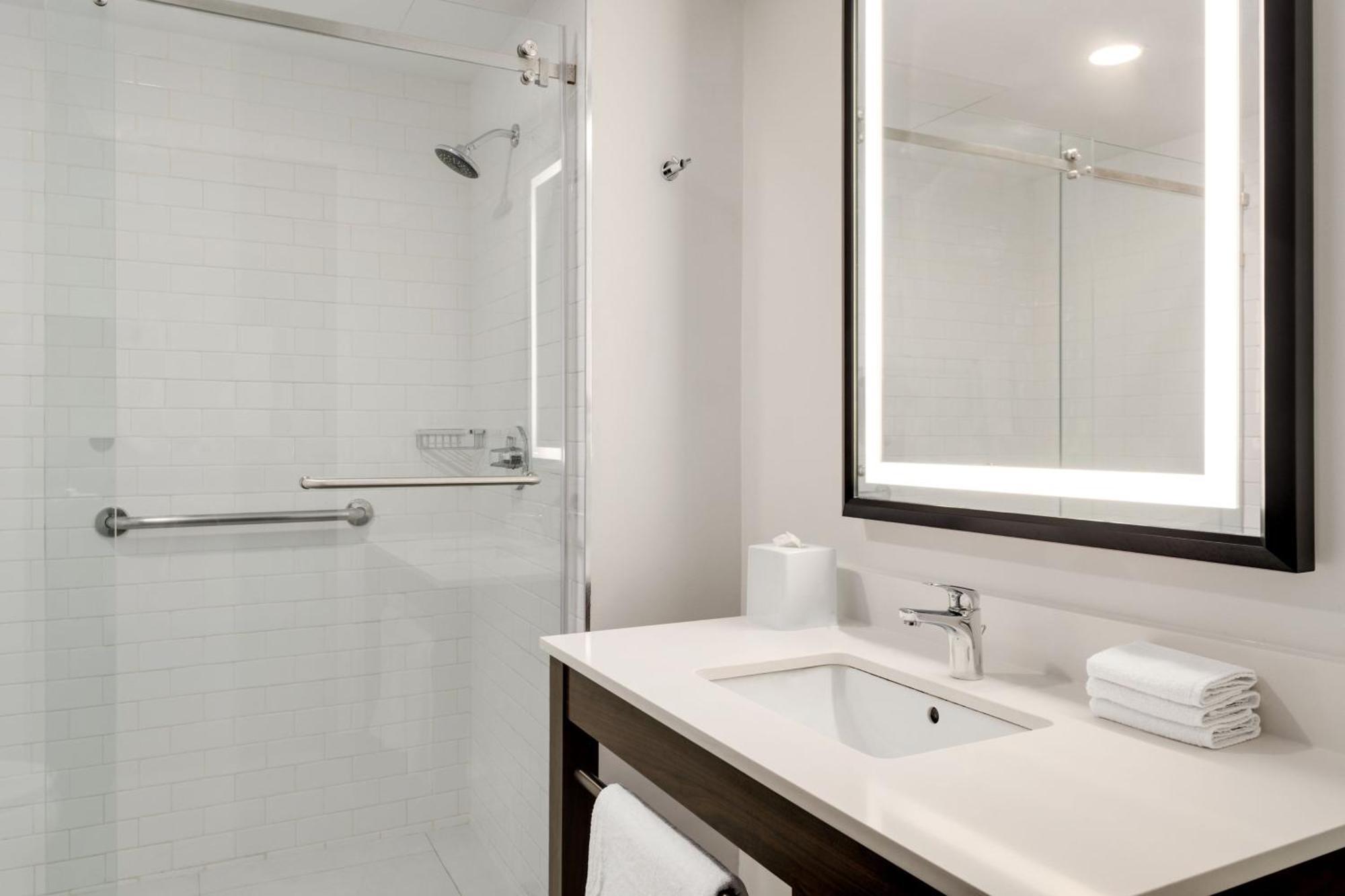 Four Points By Sheraton Galerias Монтеррей Экстерьер фото A bathroom in a Hilton Garden Inn